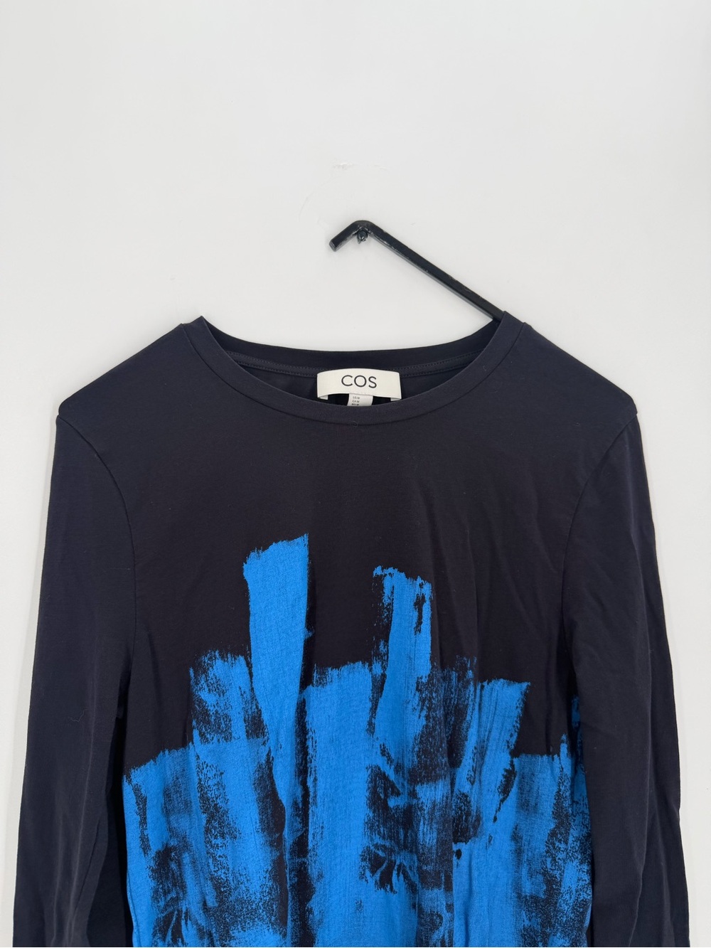 Cos Slim Lightweight Long Sleeved Paint Stroke Graphic Top In Navy Bright Blue